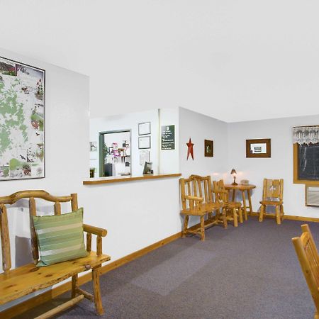 ซูเปอร์ 8 บาย วินด์แฮม เลกจอร์จ/วอเรนส์เบิร์ก แอเรีย Hotel Warrensburg ภายนอก รูปภาพ