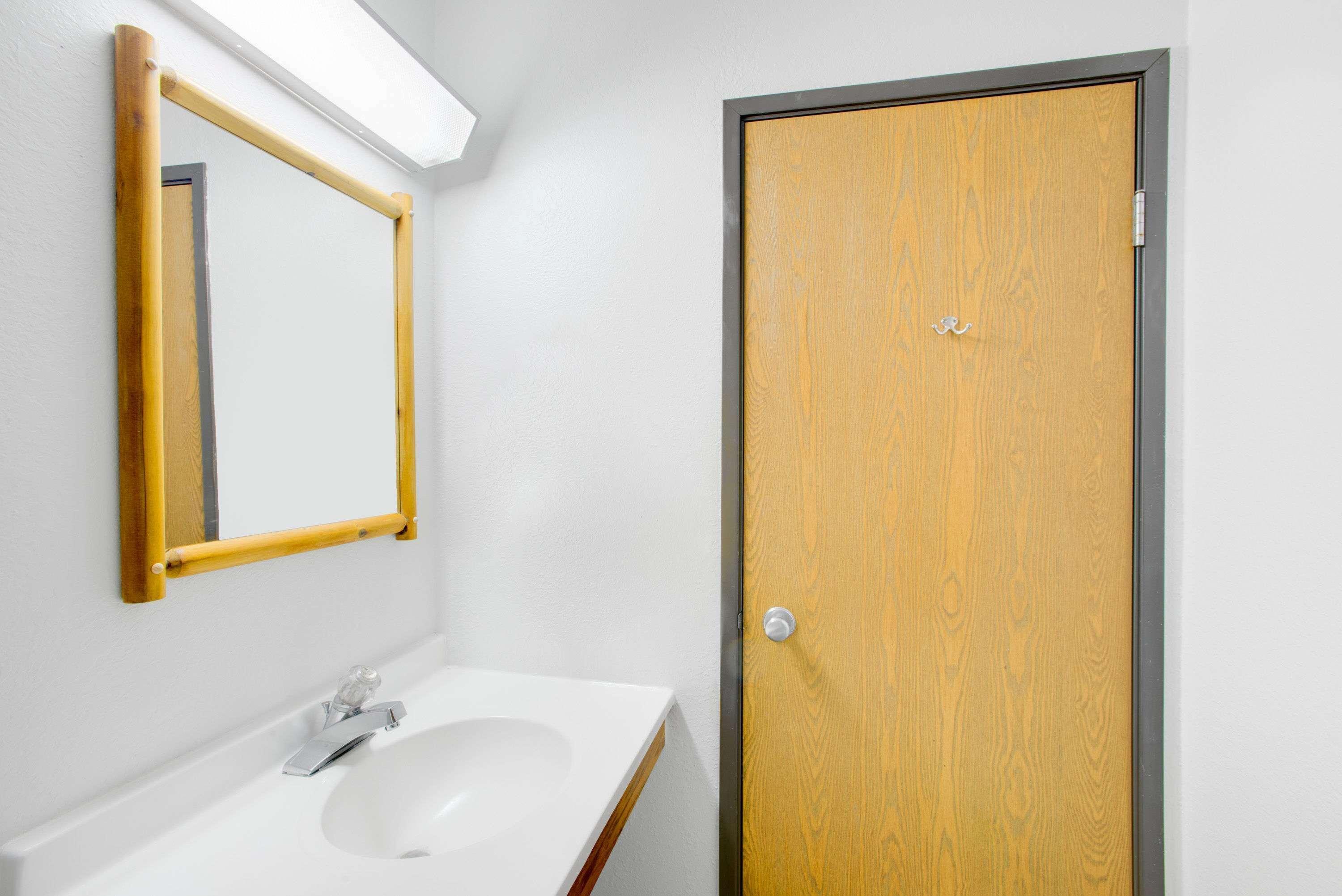 ซูเปอร์ 8 บาย วินด์แฮม เลกจอร์จ/วอเรนส์เบิร์ก แอเรีย Hotel Warrensburg ภายนอก รูปภาพ